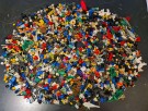 1.9 kg Lego minifigurer (90s) thumbnail