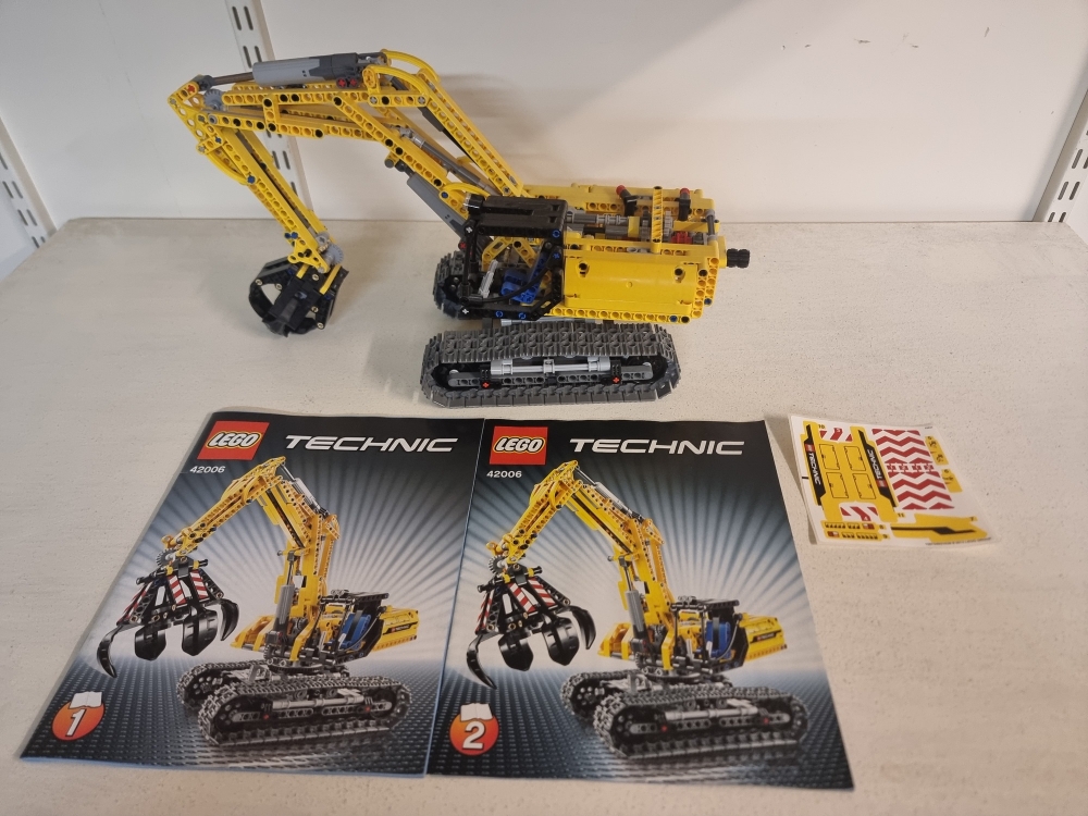 Sett 42006 fra Lego Technic.
Komplett med manualer.
Oppgradert med sett 8293 med batteriboks, motor, og lys.