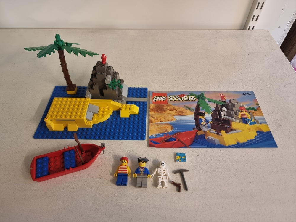 Sett 6254 fra Lego Pirates : Classic Pirates serien.
Veldig fint sett.
Komplett med manual.