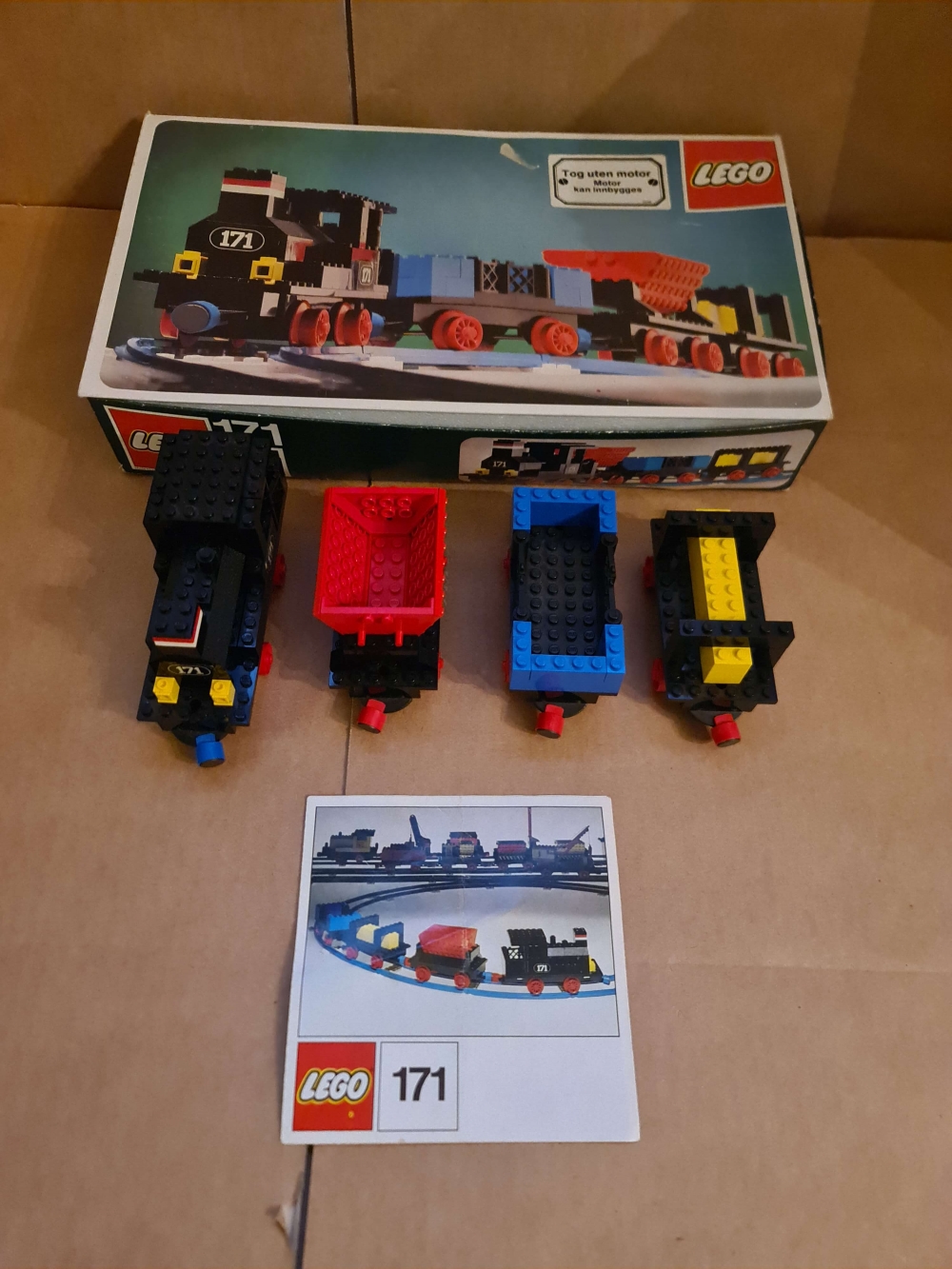 Sett 171 fra Lego Train : 4.5V serien
Meget pent sett. Kun originale brikker.
Alle klistremerker på. Med manual og eske.