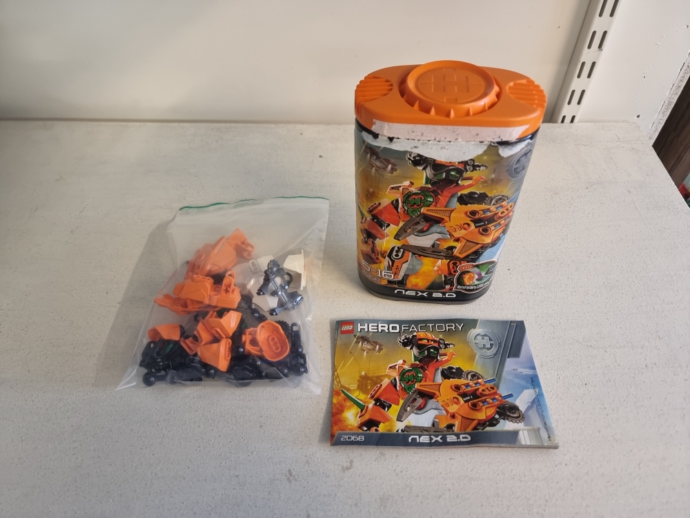 Sett 2068 fra Lego Hero Factory : Heroes serien.
Meget pent.
Komplett med manual og boks. (Ikke så pen boks)