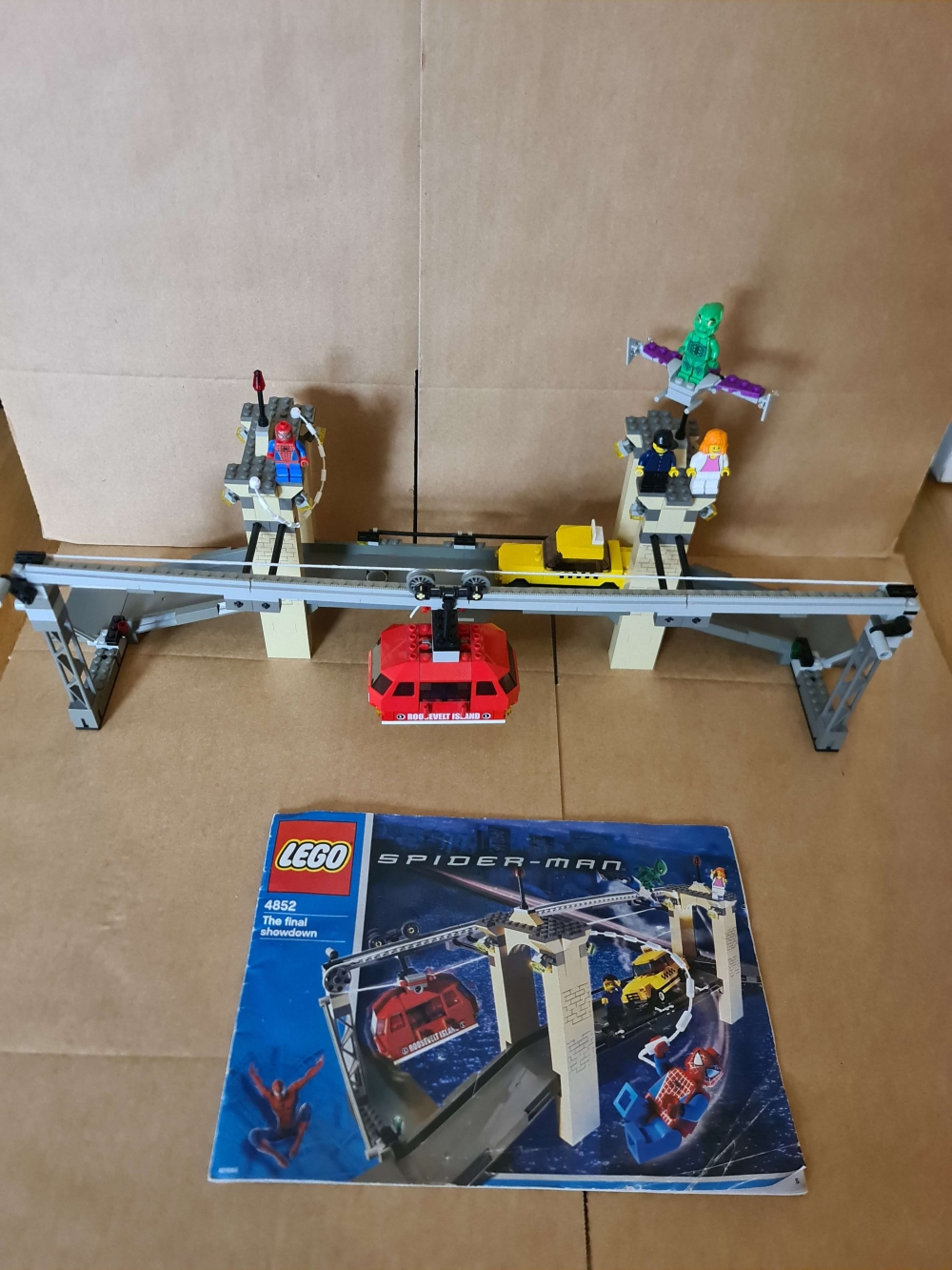 Sett 4852 fra Lego Spider Man serien.

Meget pent sett. Flotte figurer.
100% komplett med manual og alle klistremerker på plass.
