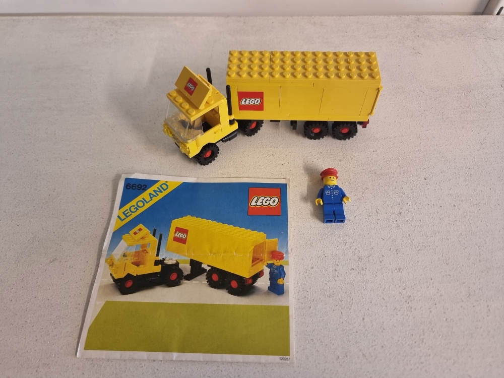 Sett 6692 fra Lego Classic Town serien.
Komplett sett med manual og klistremerker. 
Nydelig sett. 