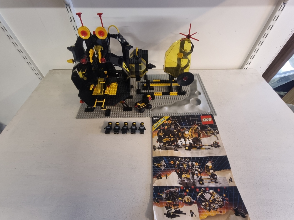 Sett 6987 fra Lego Space : Blacktron 1 serien.
Veldig fint sett.
Komplett med manual.