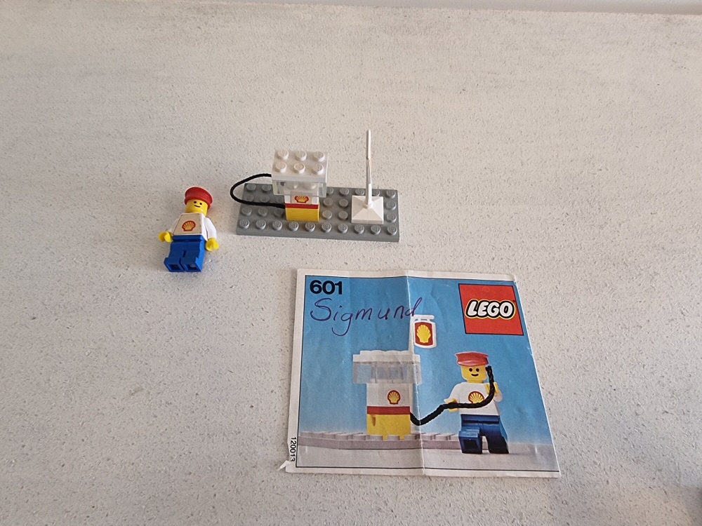 Sett 601 fra Lego Classic Town serien.
Pent sett. Noe bruksmerker/nyanseforskjeller grunnet alder.
Komplett med manual.