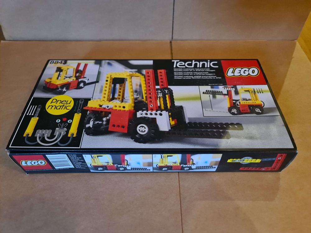 Sett 8843 fra Lego Technic serien.
Nydelig sett. Komplett med veldig pen eske og manual.