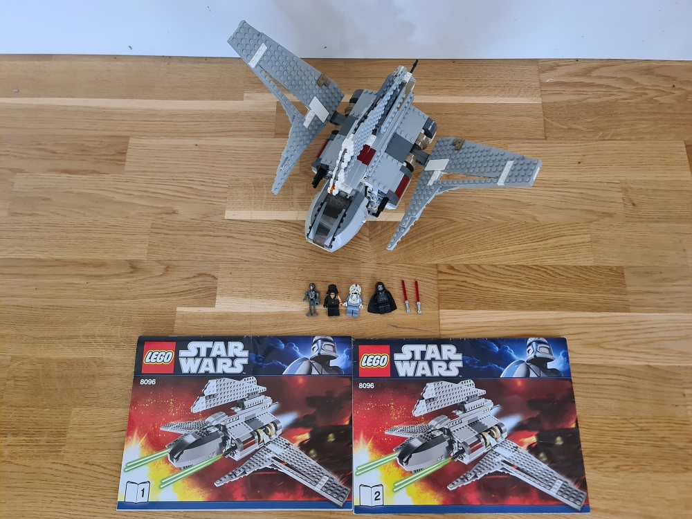 Sett 8096 fra Lego Star Wars: Episode 3 serien.
Meget pent.

Komplett med manualer.
