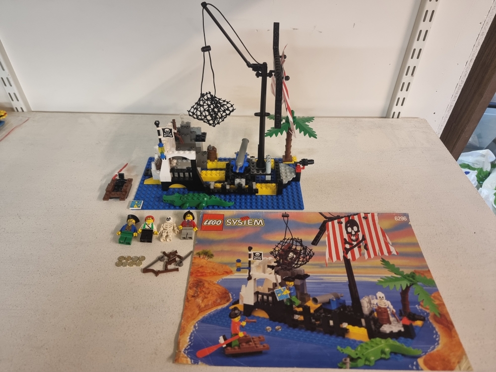 Sett 6296 fra Lego Pirates - Pirates I serien.
Veldig fint sett. Seil i flott stand.
Komplett med manual.