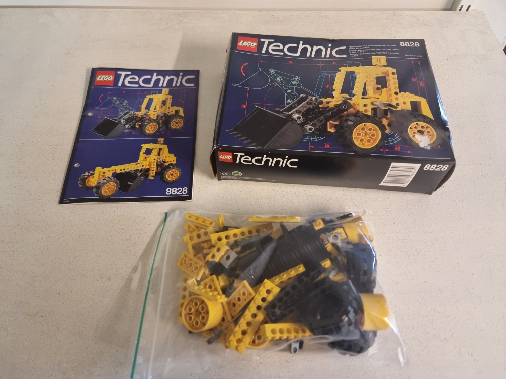 Sett 8828 fra Lego Technic serien.
Meget pent sett. 100% komplett med alle deler.
Med manual og eske.