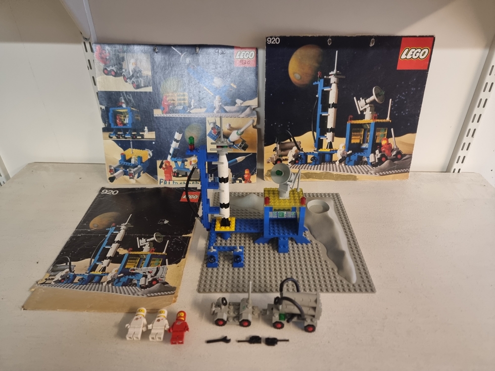 Sett 920 fra Lego Classic Space serien.
Pent sett. 
Komplett med dårlig manual og deler av eske.

