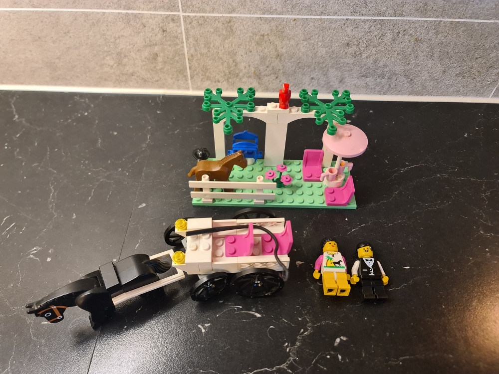 Sett 6404 fra Lego Classic Town - Paradisa serien.
Fint sett. Normal bruksslitasje og nyanseforskjell etter alder.
Komplett uten manual.