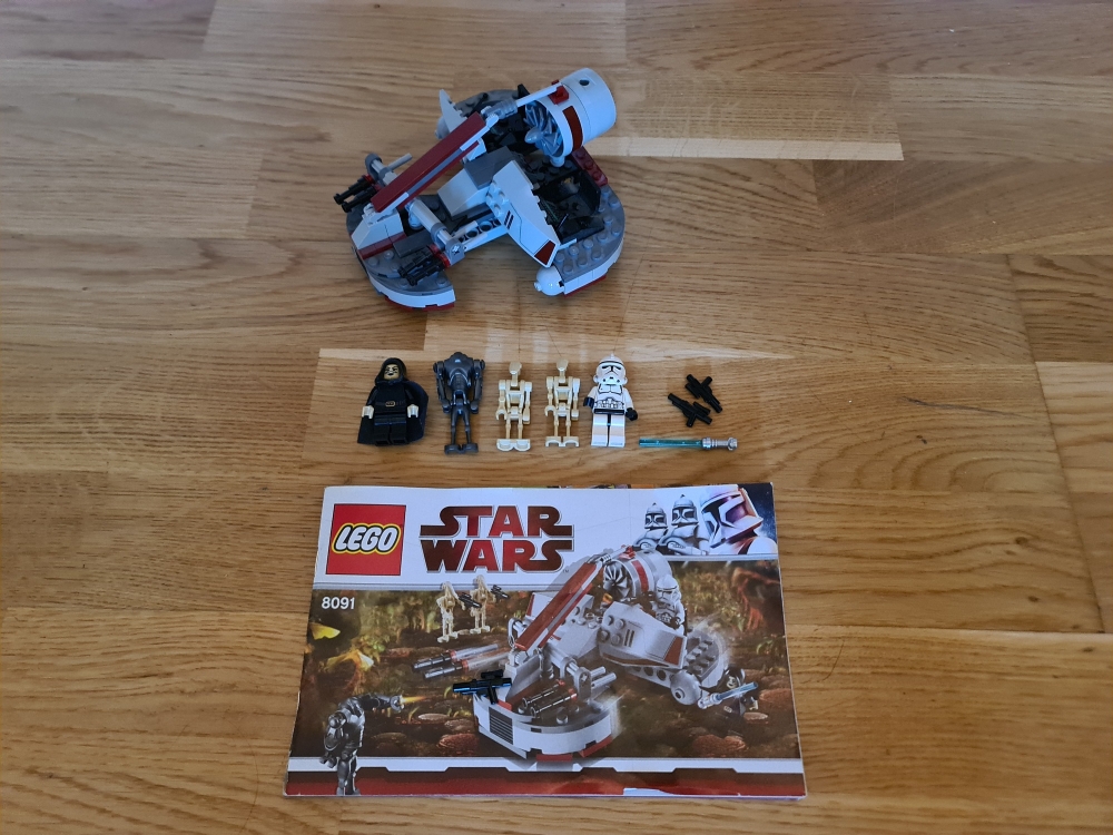 Sett 8091 fra Lego Star Wars : Episode 3 serien.
Meget pent.
Komplett med manual og flotte figurer.