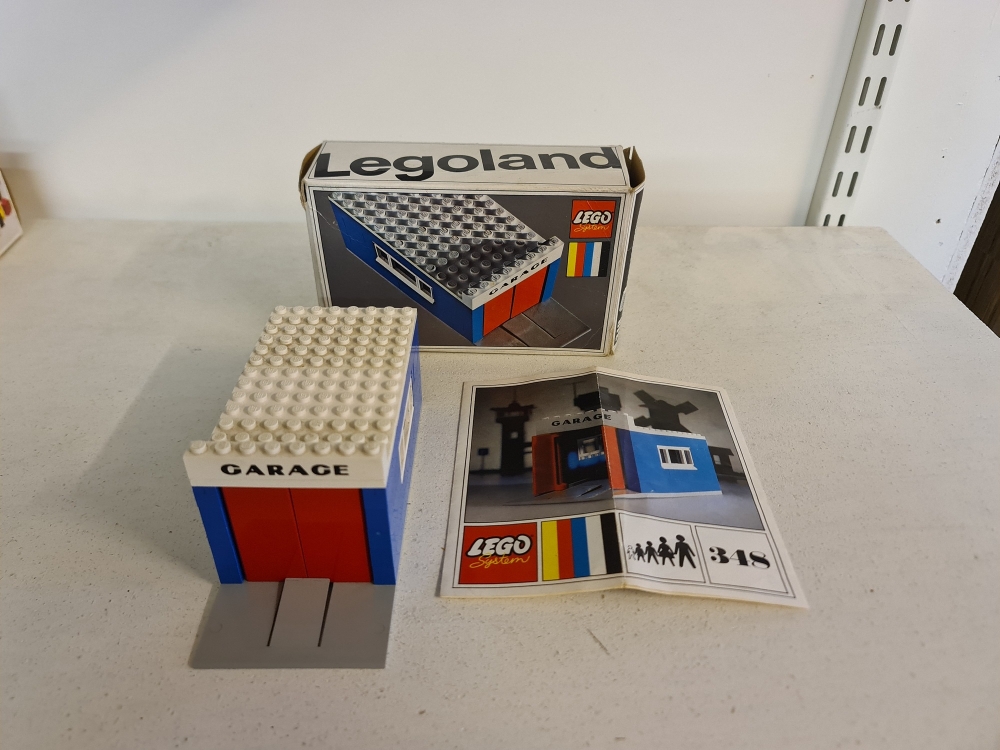 Sett 348 fra Lego Legoland serien.

Pent sett.
Komplett med eske og manual
En plate på taket er rengjort noe for å vise at under støv er det fine brikker :)
