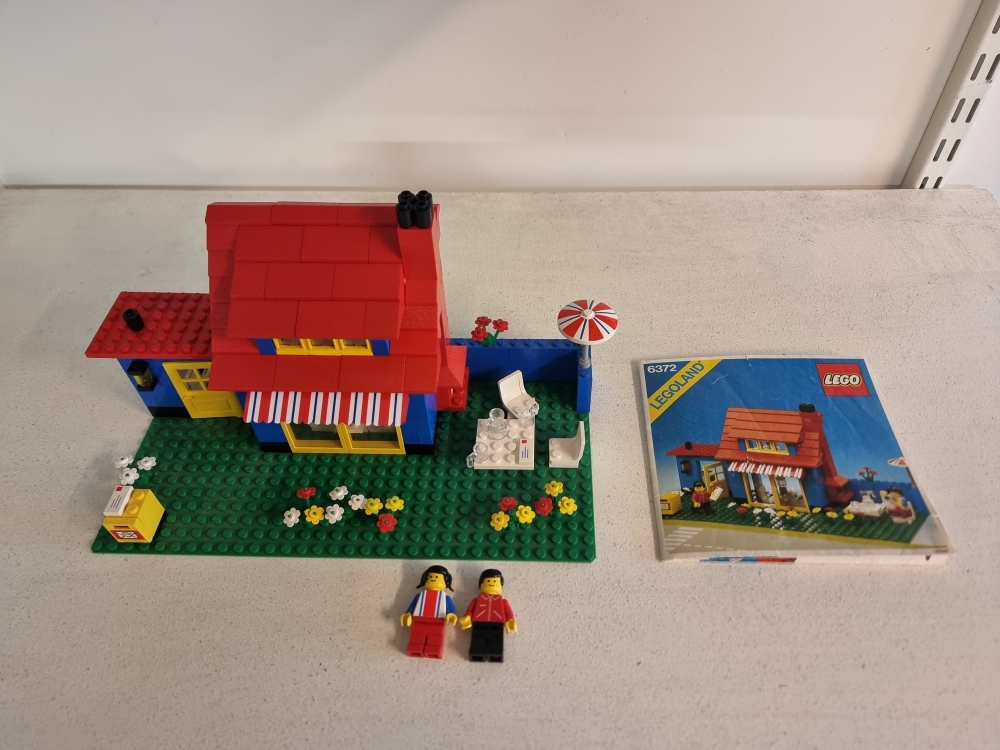 Sett 6372 fra Lego Classic Town serien.
Komplett med manual. Nytt repro klistremerke sitter på.
Veldig fin sett.