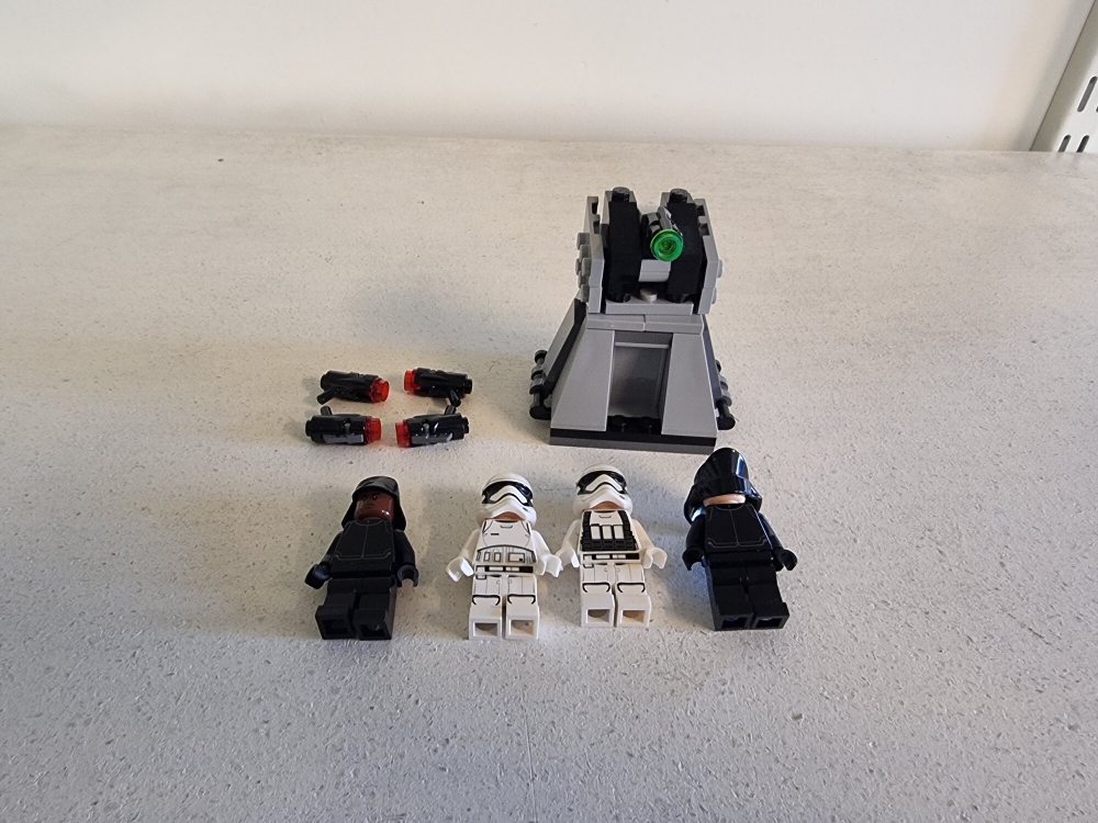 Sett 75132 fra Lego Star Wars : Episode 7 serien
Som nytt.
Komplett uten manual.