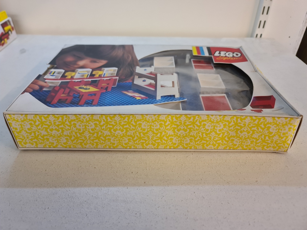 Sett 262 fra Lego Homemaker serien.
Meget pent. Ser nesten nytt ut.
Noen klistremerker på, noen falt av og forsvunnet. Noen nye på arket.
Ellers komplett med manual og eske.