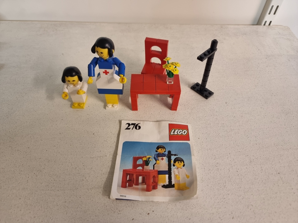 Sett 276 fra Lego Homemaker serien.
Noen bruksmerker grunnet alder.
Komplett med manual.