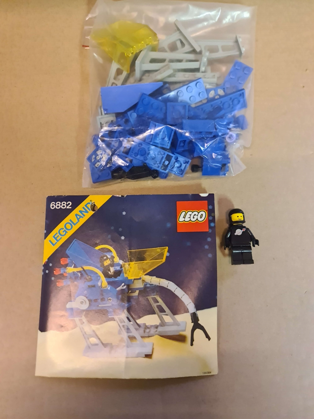 Sett 6882 fra Lego Classic Space serien.
Fint sett. Noe bruksmerker.
Komplett med manual.