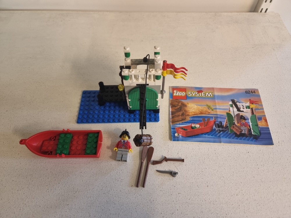 Sett 6244 fra Lego Pirates : Pirates 1 serien.
Meget pent sett. Nesten ingen bruksmerker.
Komplett med manual.