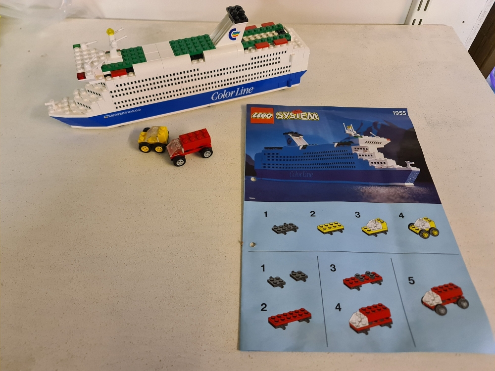 Sett 1955 fra Lego Universal Building Set : Ferries serien.

Nydelig sett. Komplett med manual.
Det er Kronprins Harald klistremerker som står på.