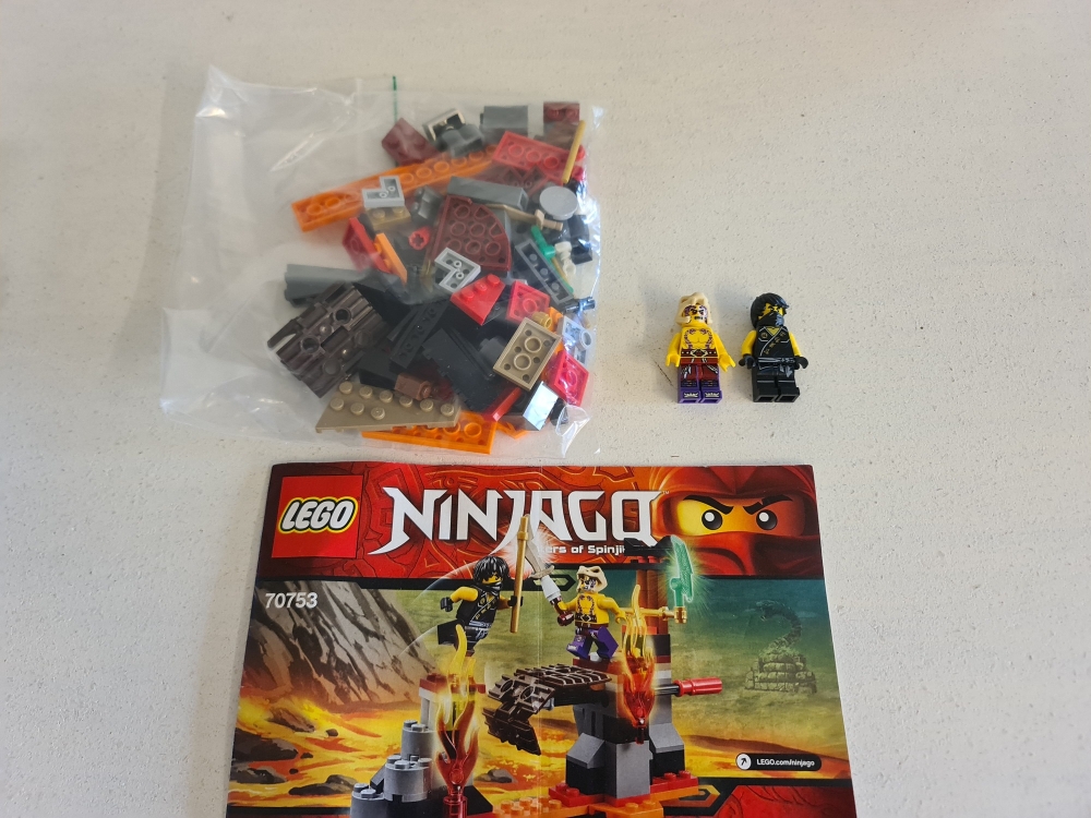 Sett 70753 fra Lego Ninjago - Tournament of Elements serien.
Komplett med manual.
Som nytt.