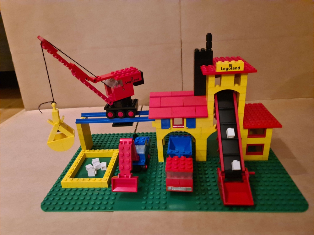 Sett 360 fra Lego Legoland serien.
Komplett med manual. 48 år gammelt sett så noe merker og nyanseforskjeller på regnes med.
Se bilder.