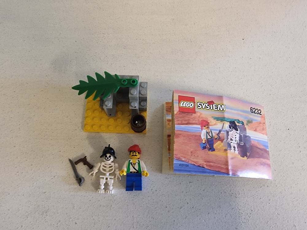 Sett 6232 fra Lego Pirates 1 serien.
Bortimot perfekt sett.
Komplett med manual og riktige mynter.