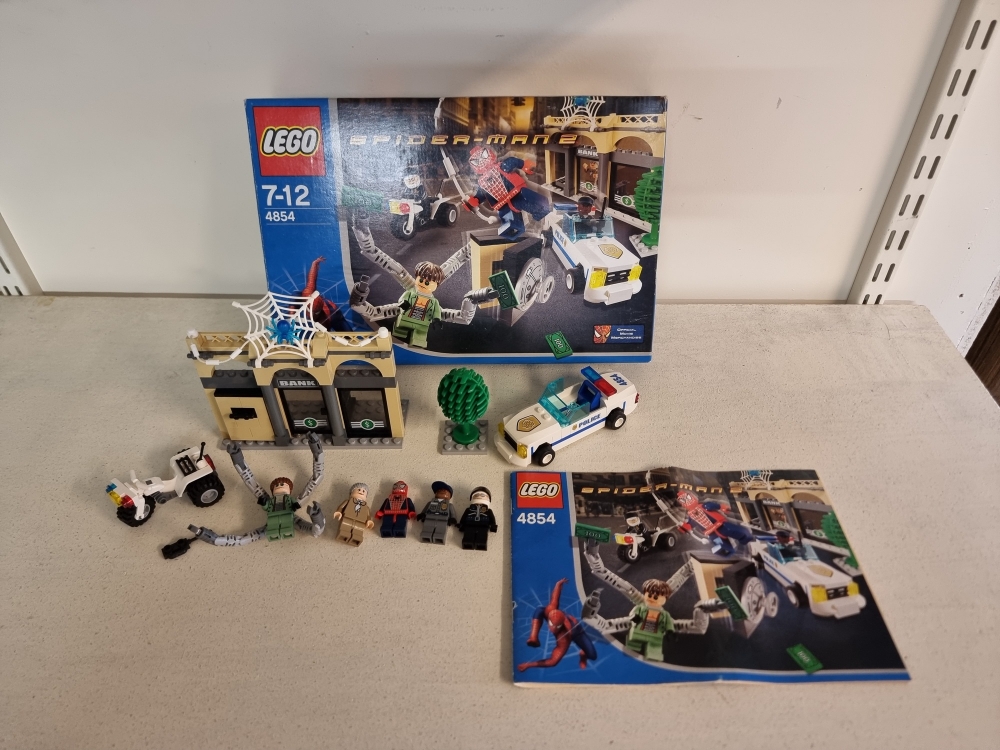 Sett 4854 fra Lego Spider-Man : Spider-Man 2 serien.
Mint tilstand. Ser ut som nytt. Ingen bruksmerker vi kan se.
Strøkne figurer.
Komplett med manual og eske.