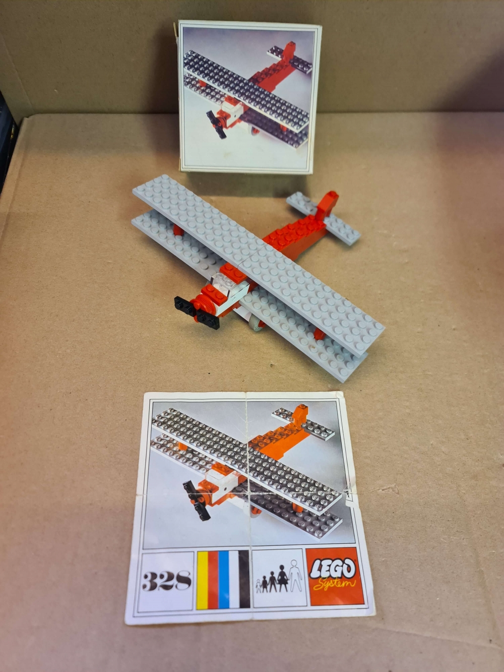 Sett 328 fra Lego Classic serien.
FLott sett.
Komplet med manual og eske