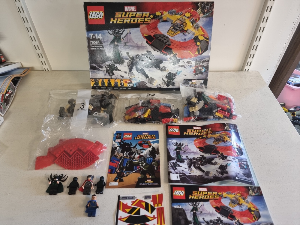 Sett 76084 fra Lego Super Heroes : Thor Ragnarok serien.
Kun påbegynt.
Komplett med manualer og eske.