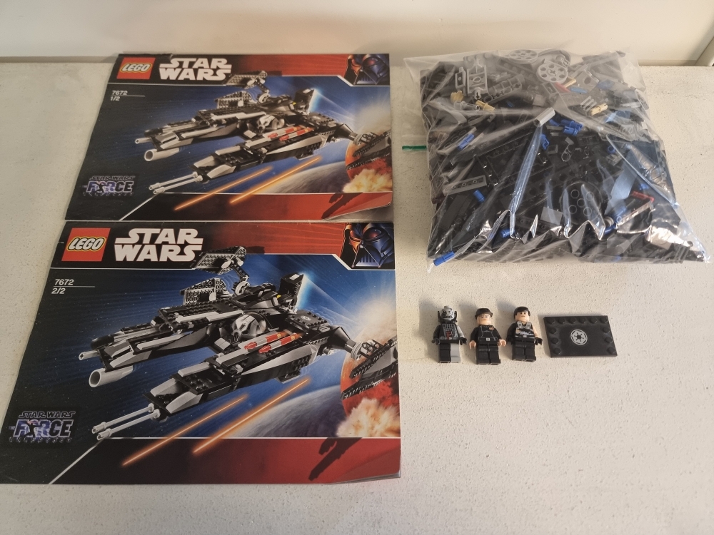 Sett 7672 fra Lego Star Wars : The Force Unleashed serien
Som nytt men en del støv.
Flotte figurer. Komplett med manual