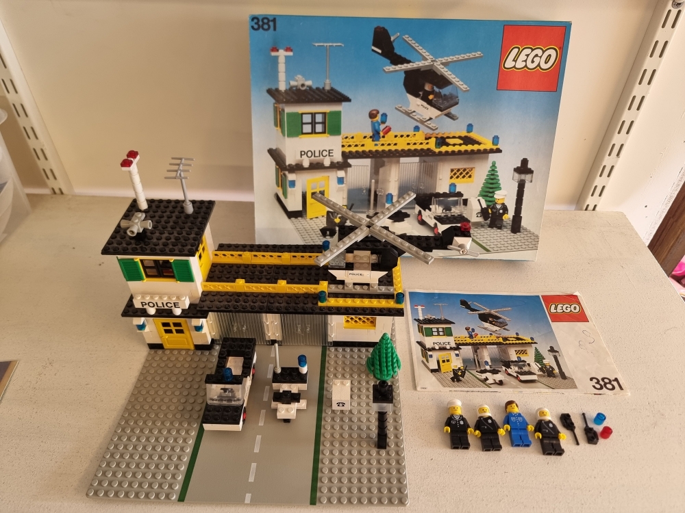 Sett 381 fra Lego Classic Town serien. 
Komplett med manual og eske.
Pent sett med enkelte nyanseforskjeller og bruksmerker.