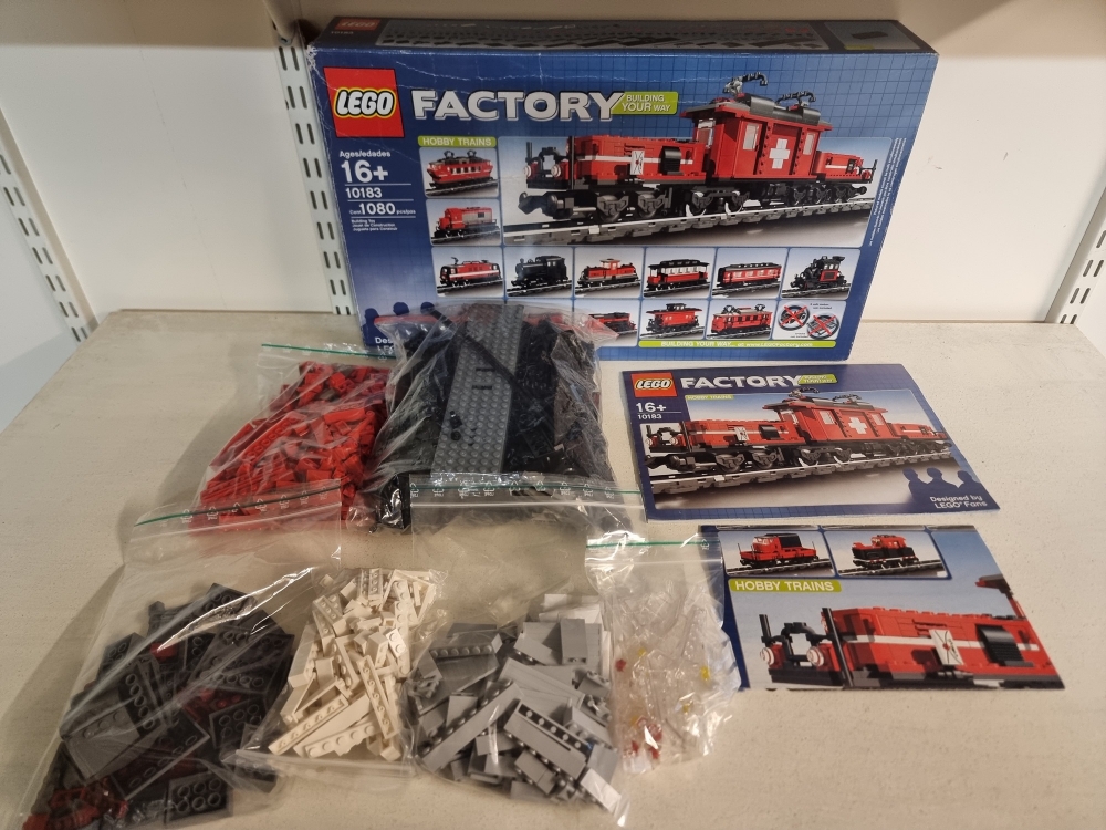 Sett 10183 fra Lego Factory : Train : 9V serien.
Settet er aldri bygget. Delene er sortert etter farge. Rods til hjul er uåpnet.
Komplett med manual, plakat og eske.