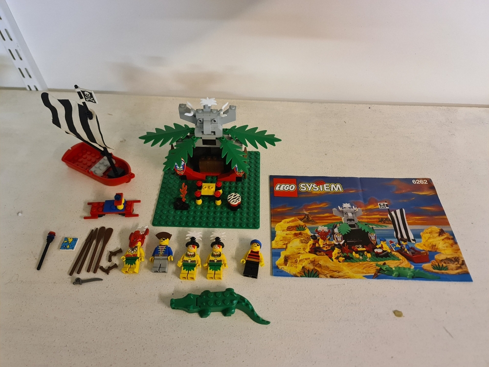 Sett 6262 fra Lego Pirates : Islanders serien.
Fint sett. Normal bruksslatasje.
Komplett med manual.
