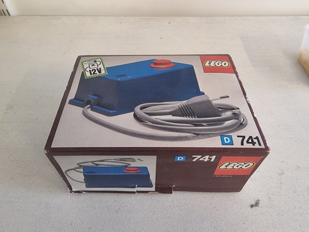 Sett 741 fra Lego Train : Supplemental : 12V serien.
Meget fin,
Komplett med med eske og kabel fra kontroller til skinne.
