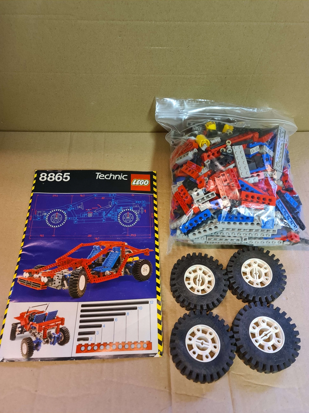 Sett 8865 fra Lego Technic serien.
Flott sett. Hvite fine felger.
Komplett med manual.
