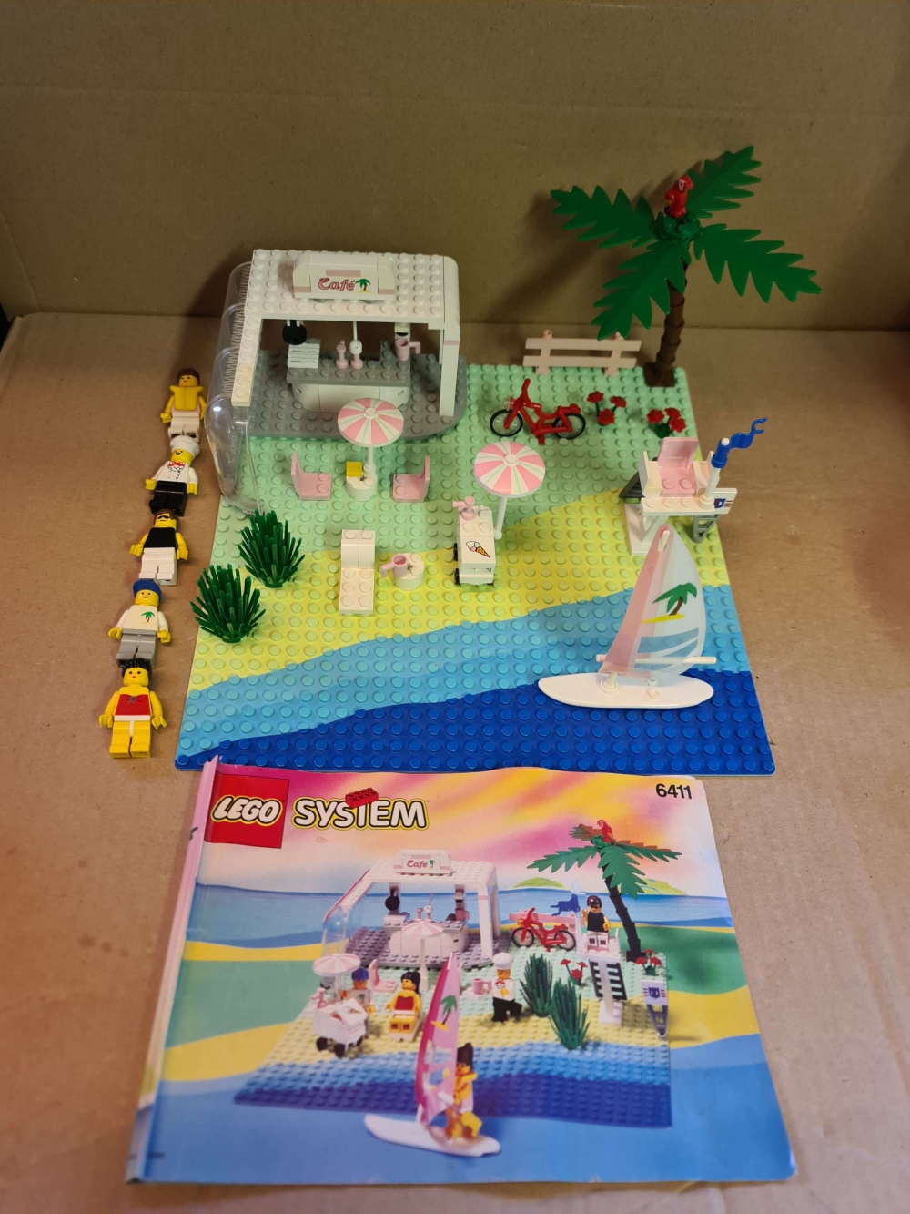 Sett 6411 fra Lego Paradisa serien
Fint sett. Komplett med manual.

Alle klistremerker på plass i god stand.

Noe antydning til misfarging på enkelte brikker. Se bilder.