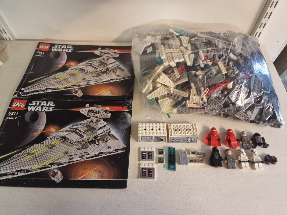 Sett 6211 fra Lego Star Wars : Episode 4/5/6 serien.
Meget pent. Ingen solskade, en del støv.
Komplett med manualer.