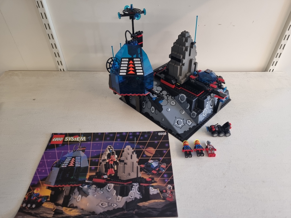 Sett 6959 fra Lego Space : Spyrius serien.
Meget pent brikker. En skade på hjørnet av plate.
Komplett med manual.