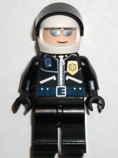 Police - Highway Patrolman, Black Shirt w/Badge and Radio, Black Legs, White Helmet
Komplett i god stand.