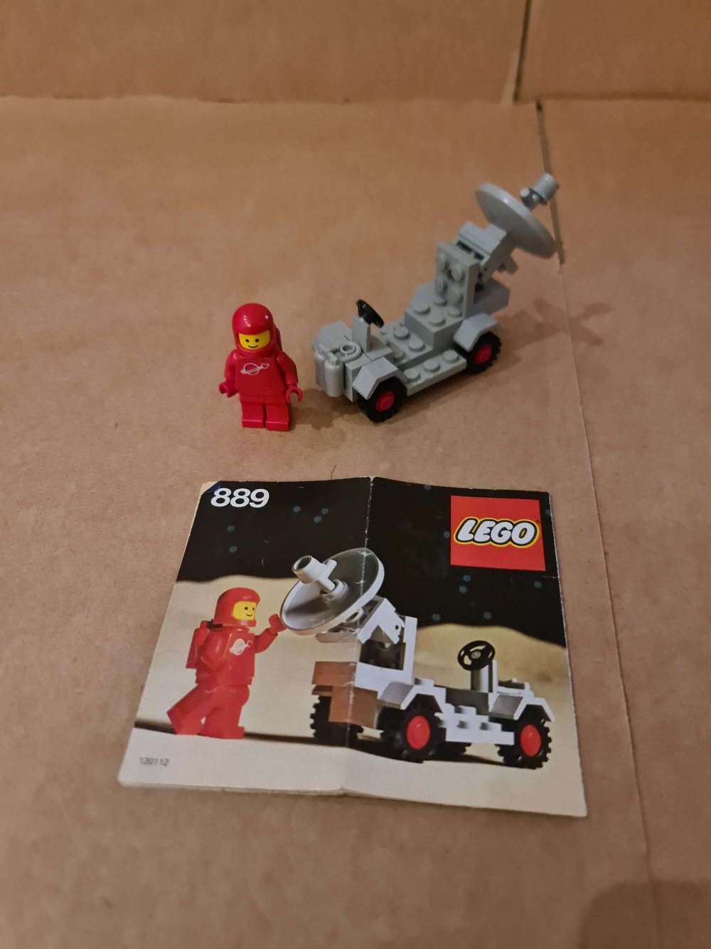 Sett 889 fra Lego Classic Space serien.
Flott sett.  
Komplett med manual.