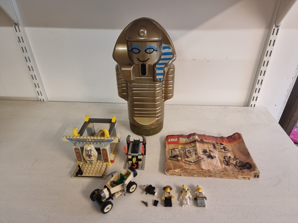 Sett 5919 fra Lego Adventurers : Desert serien.
Pent sett.
Komplett med manaul og mumie oppbevaringsboks (Mangler ett klistremerke)