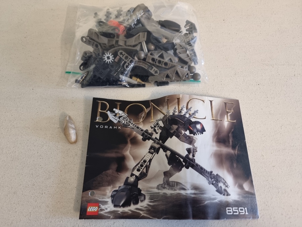 Sett 8591 fra Lego Bionicle : Rahkshi serien.
Som nytt.
Komplett med manual. (Pearl White kraata)