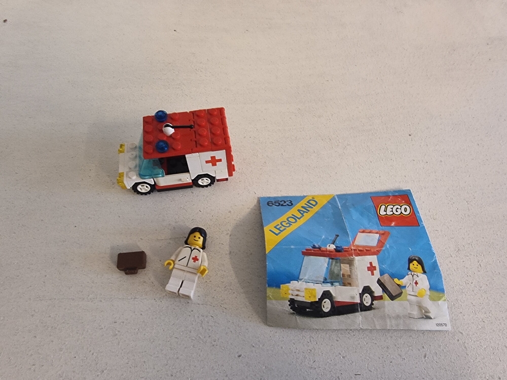 Sett 6523 fra Lego Classic Town serien.
Pent sett. Noe bruksmerker/nyanseforskjeller.
Komplett med manual.