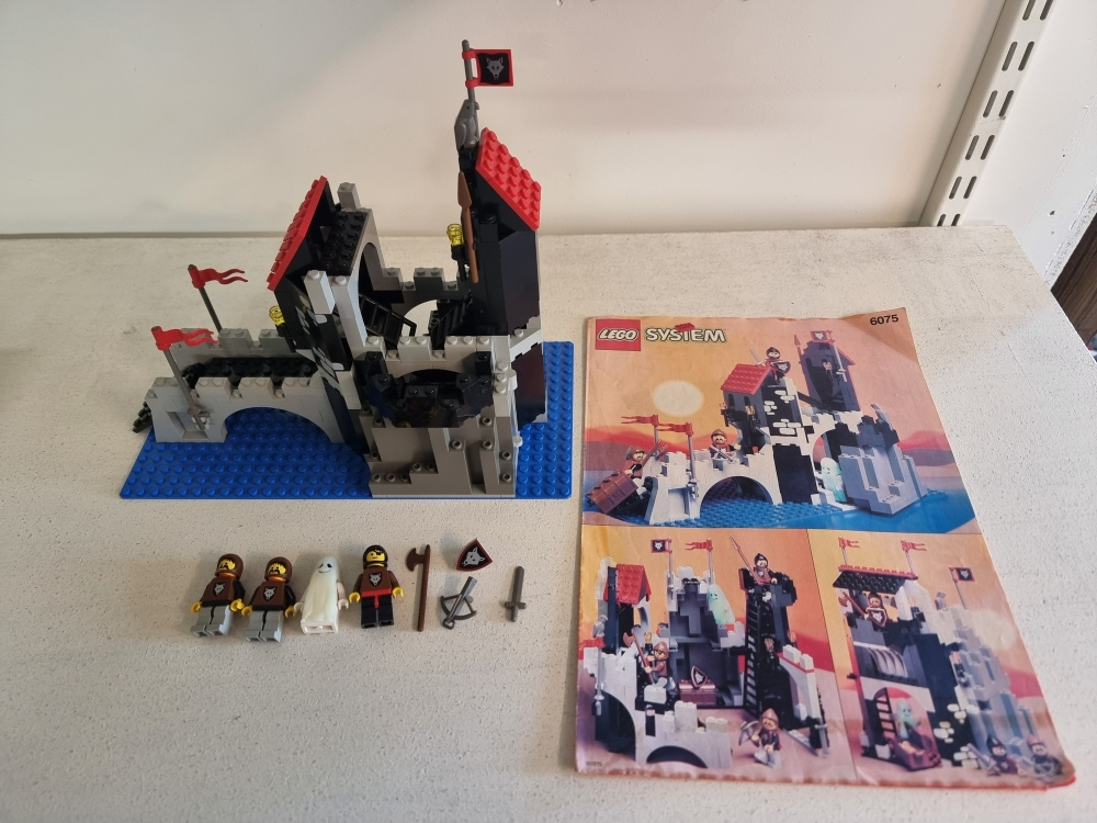 Sett 6075 fra Lego Castle : Wolfpack serien.
Strøkent sett. Meget pent.
Komplett med manual.