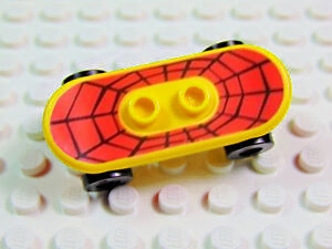Minifigure, Utensil Skateboard Deck with Black Web on Red Background Pattern (Sticker) with Black Wheels (42511pb02 / 2496) - Set 4853
Komplett i god stand.