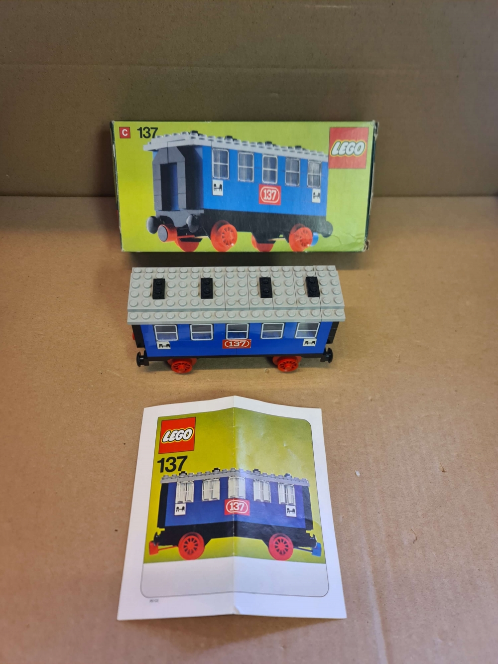 Sett 137 fra Lego Train : 4-5V serien.
Nydelig sett. Nesten perfekt.
Komplett med manual og eske.