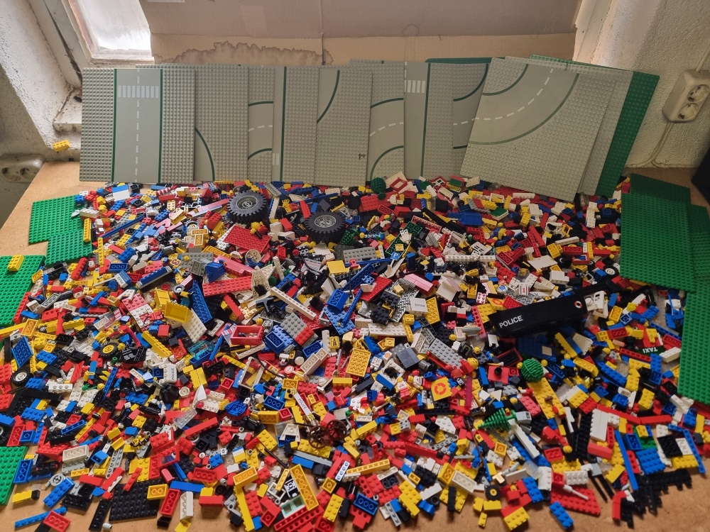 
Lot med 70-80 talls Lego. Generelt fint stand. Noen knekte brikker men ellers bra. En del byggeplater og veier.
Vekt ca 7-7.5kg