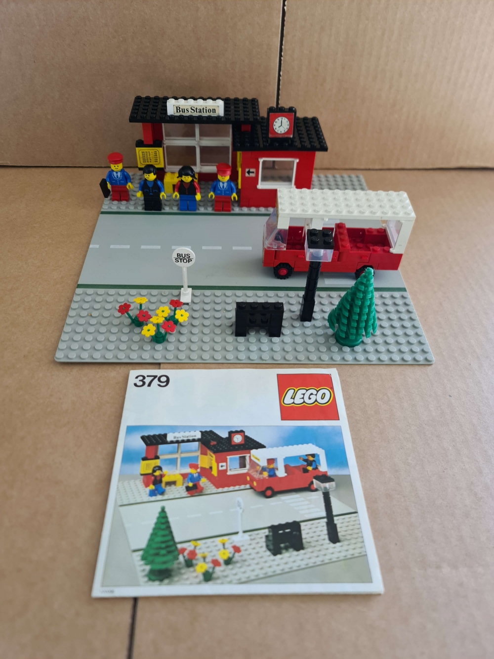 Sett 379 fra Lego Classic Town serien
Komplett med manual. Fint sett for å være 43 år gammelt.
Noe nyanseforskjeller og bruksmerker på regnes med.