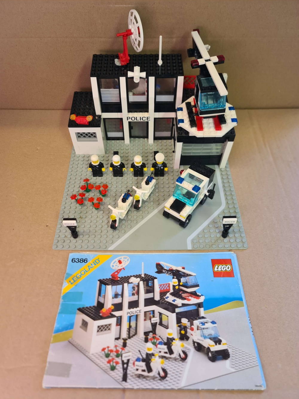 Sett 6386 fra Lego Classic Town serien.
Komplett med manual.
Settet har bruksmerker og noe nyansevariasjon i hvite brikker.
Platen hadde en liten skade så den er byttet ut med en fin.
Se bilder.